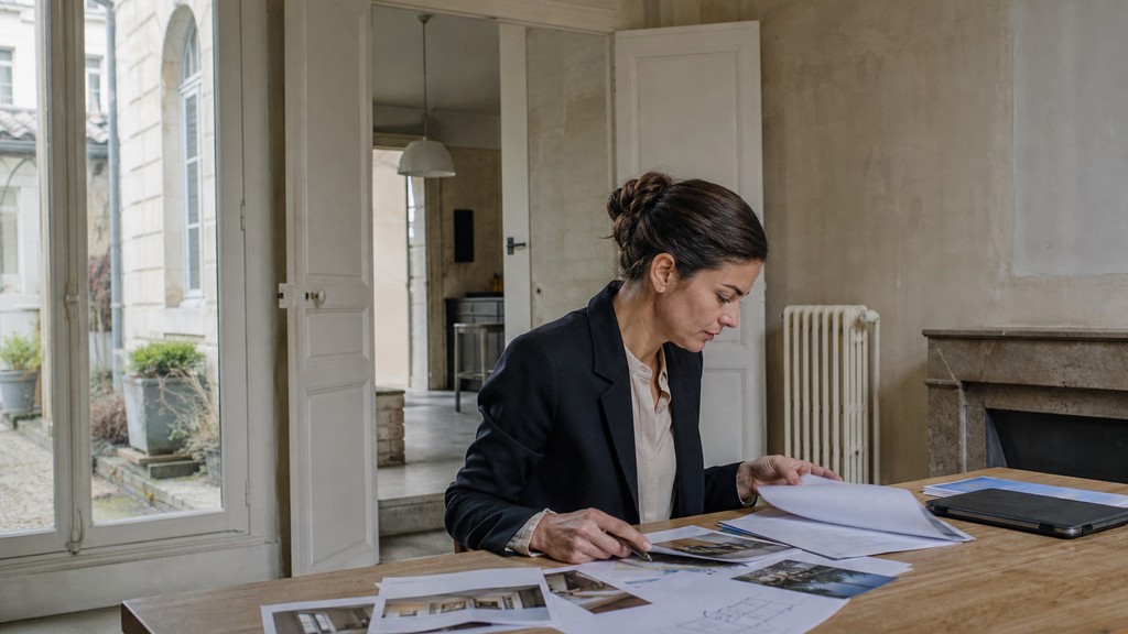 Illustration éditoriale : Achat aux enchères immobilier : les 6 risques à cadrer avant de lever la main